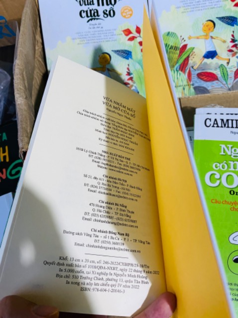 Nội dung sách hay, truyện kể hài hước, phù hợp mọi đối tượng. Bản in năm 2022. Trang 110 có vết lem mực ở phía trên.
Tiki Trading đóng gói sơ sài, mình mua nhiều cuốn khác loại nhưng bị móp 1 cuốn ở góc. Góp ý Tiki Trading nên học hỏi dùng tấm nệm màu trắng giống Fahasaha để bảo vệ sách trước ghi cho vào hộp đóng gói!