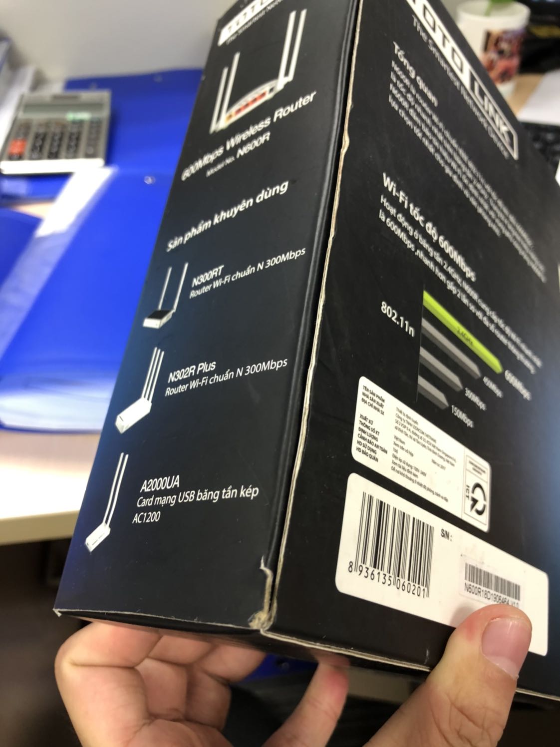 - Hộp rất cũ, không có bọc nilon, bị rách ở hầu hết các góc mép, không có 1 tem dán nào ở bên ngoài.
- Bao bọc máy bị rách, hình thức xấu, gây phản cảm.
- Tờ hướng dẫn bị gấp, nhăn góc