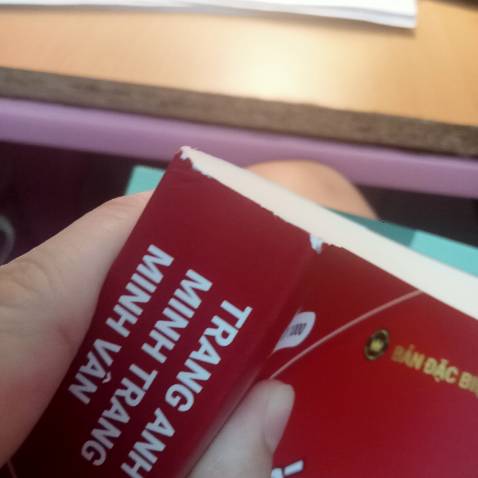 Chất lượng sách khá ok. In rõ nhét, bìa sờ rất đã. Cạnh sách bị méo một xíu nhưng không đáng kể