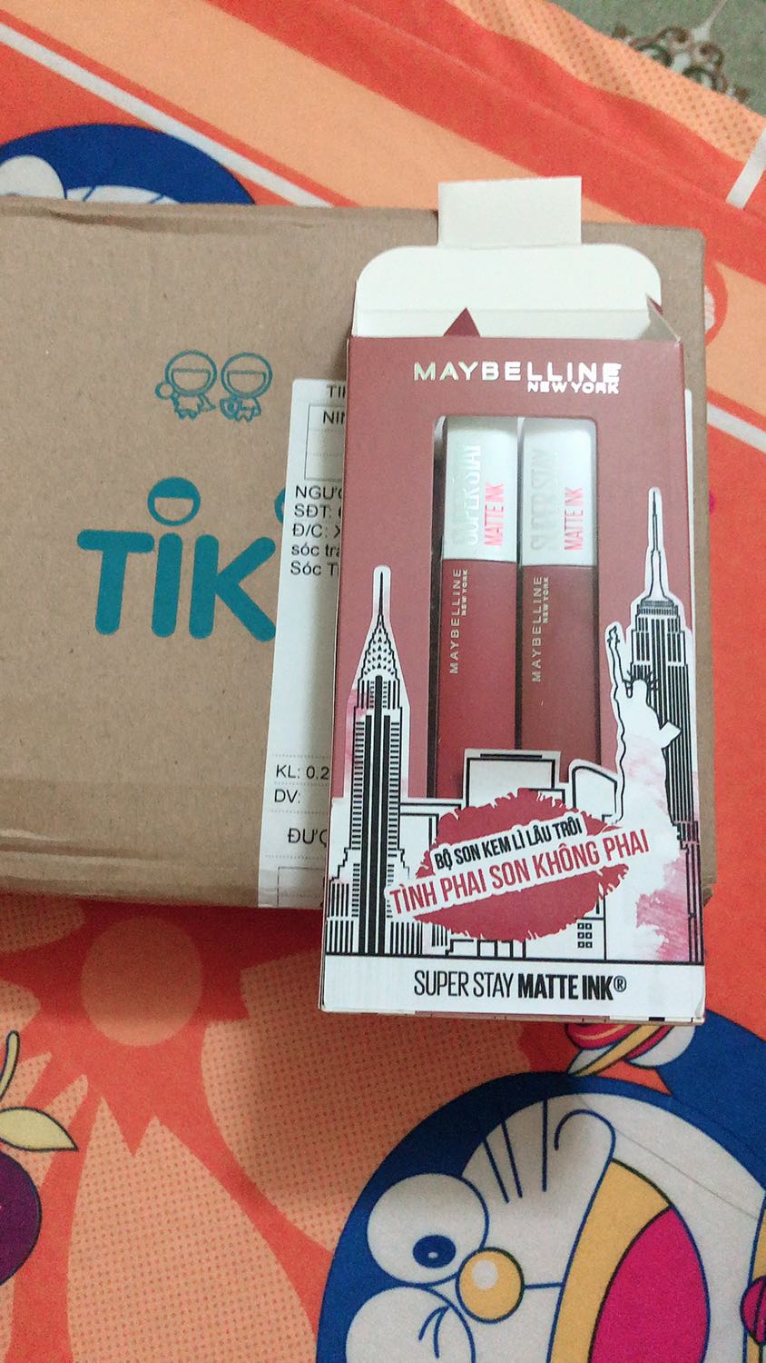 Mình mới nhận dc hồi chiều hôm này. Chưa đánh lên môi. Chỉ *** lên tay nhưng thấy cực kì lì rửa nước hok phải nói chung ok. Quà thì chưa nhận dc. Nhưng hok quan trọng quan trọng mua 2 cây son ưng ý là ok. Cứ sợ về Sài hok dc. J lúc hổm mua 2 cây kia hok sai dc bỏ uổng tiền. Này mua đáng đồng tiền đẹp nói chung là thích. Hài lòng. Còn wa thì khi nào nhận cũng dc. Cho bạn 5 sao luôn