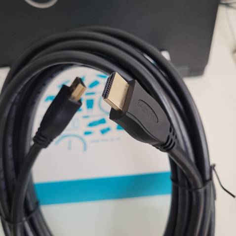 Cáp chắc chắn, kết nối ổn định, chất lượng sắc nét.
Dây dài 5 mét nên thoải mái cho mình kết nối với màn hình máy chiếu ở xa, cảm ơn shop