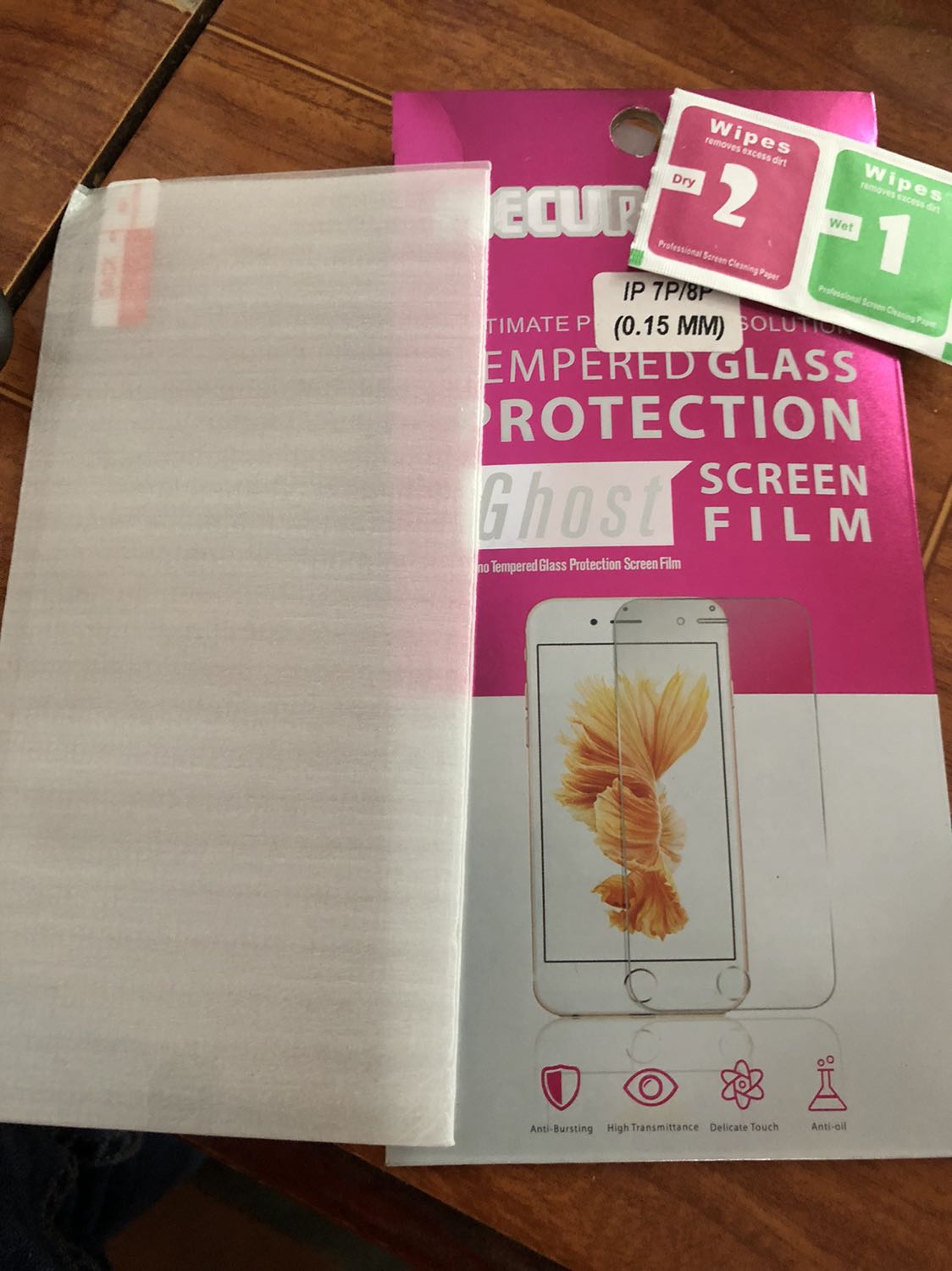 Giao hàng nhanh, sản phẩm ok. Em chơi *** là dán kính ngay trước quạt làm dính lông vô tùm lum, tưởng hư luôn. Khắc phục bằng cách rửa lại sạch 2 mặt kính với nước, đợi khô khoảng 5' rồi lấy cây lăn bụi áo quần lăn lên rồi dán lên lại :)))