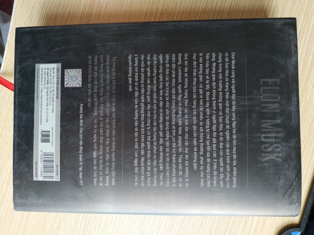 Bìa bên ngoài sách bị sước, nhưng không sao bên trong mới và nội dung cực hay, có sức hút từ những câu đầu tiên " Không có việc gì là thấp kém cả", " Không quan trọng bạn làm lĩnh vực gì cách thức chúng ta tư duy và tạo ra đột phá mới thực sự quan trọng". Mọi người nên mua đi nháaaa. Dịch vụ tiki giao hàng siêu nhanh. Tối hôm trước đặt mà sáng hôm sau mở mắt cái anh giao hàng đã gọi rồi. Tuyệt vời!!!!