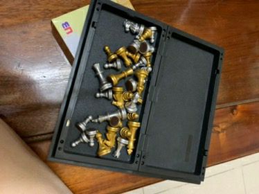 Bàn đẹp, chắc chắn lắm luôn, quân cờ k bị lỗi, Hàng chuẩn đẹp, shop giao hàng cũng nhanh