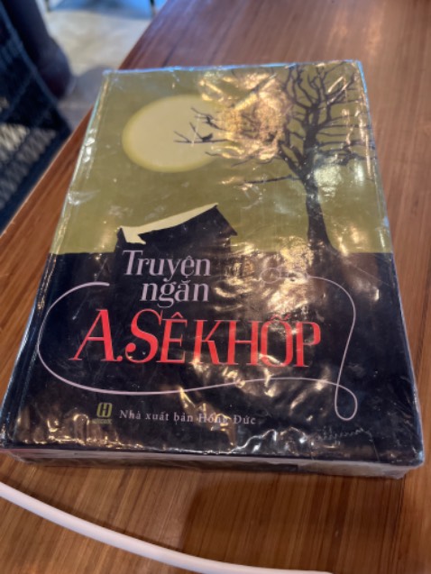 Mình đặt giáo trình ngữ pháp tiếng pháp mà nhận được là truyện ngắn. Tổng tiền mình trả là 142.000 trong khi giá trên bìa chỉ có 118.000, mình cảm thấy nhà sách không trung thực khi giao sách cho khách hanhg