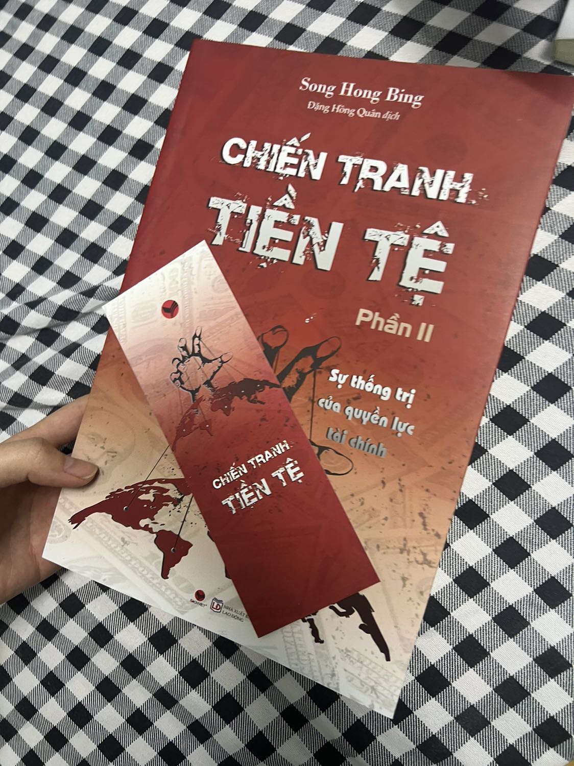 Giao hàng nhanh, bọc hàng cẩn thận lắm nha. Mình chưa đọc nhưng thấy review khá hay