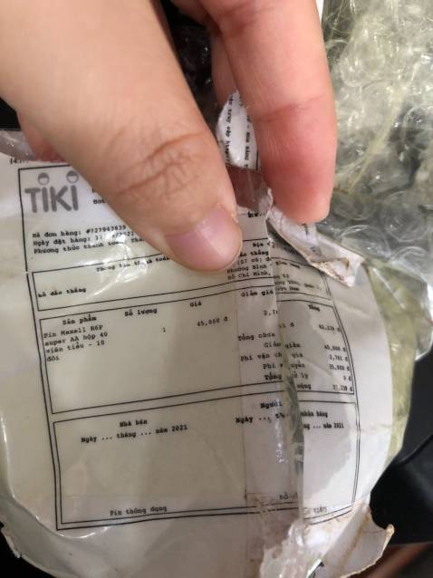 Rõ ràng lần trước mua một hộp dài bên trong có 10 vỉ x 4 viên = 40 viên (hình mẫu cũng vậy). Sao giao hàng lần này cái hộp ngắn chỉ một nửa. Xem đi xem lại, thì ra chỉ có 5 vỉ x4 viên = 20 viên (!). Nv giao hàng chỉ để ngoài cửa rồi người nhà ra lấy, không kiểm hàng được lúc giao. Xem lại Đơn hàng thì thấy ghi "Pin Maxell R6P super AA hộp 40 viên tiểu - 10 đôi
Pin Maxell R6P super AA hộp 40 viên tiểu - 10 đôi
Cung cấp bởi Pin thông dụng

Sku: 5825734779782". 
Chẳng lẽ nhà cung cấp lập lờ để giao hàng chỉ có một nửa?