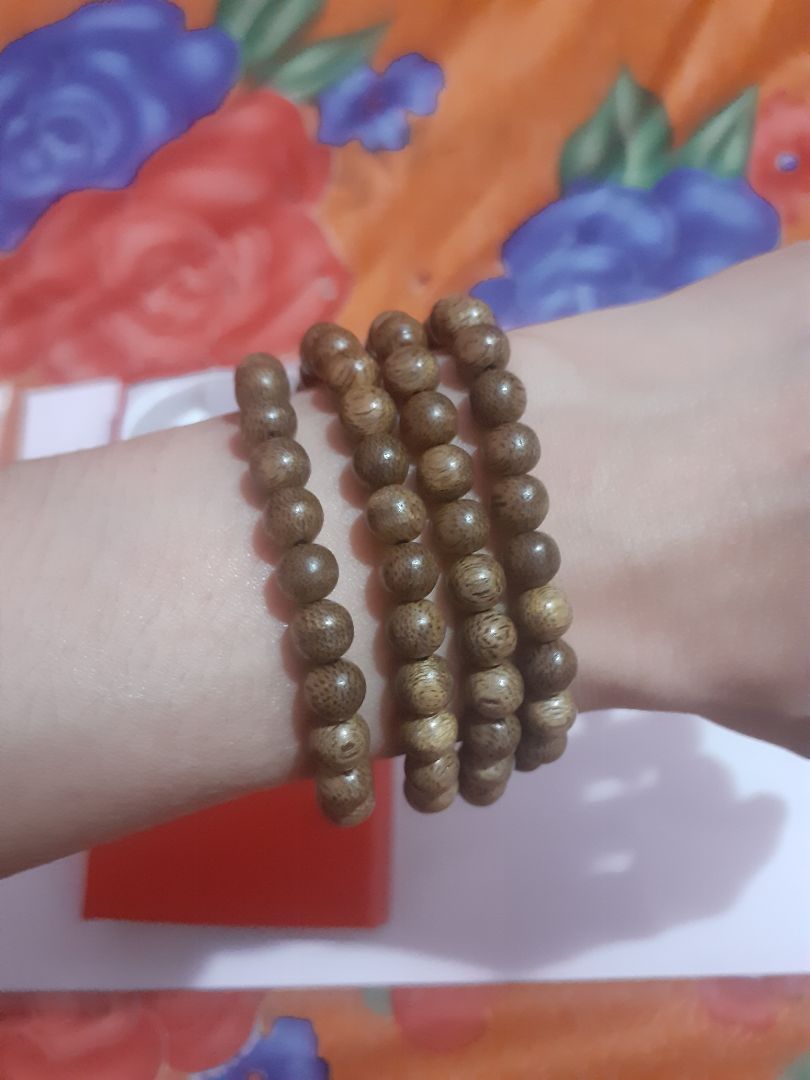 vòng tay thơm, đóng gói tốt, đẹp, nhưng mình thấy thắt dây hơi ẩu chút, nói chung tốt