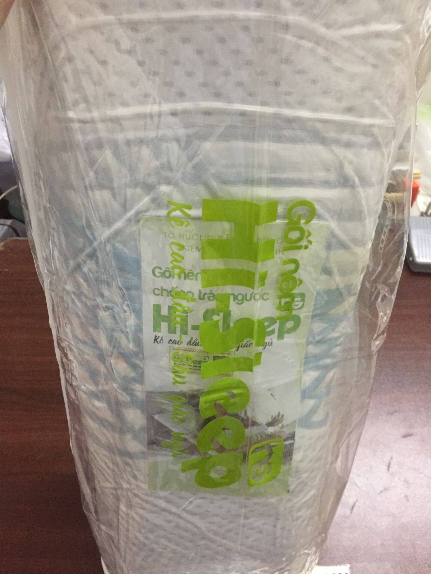 Gối rất lớn nha mọi người, gọi là đệm luôn cũng được, đóng trong túi PVC rất gọn, có tem chống hảng giả luôn, túm lại là rất cẩn thận. Mới nằm được mấy hôm thấy cũng dễ chịu lắm. Đáng tiền đáng tiền