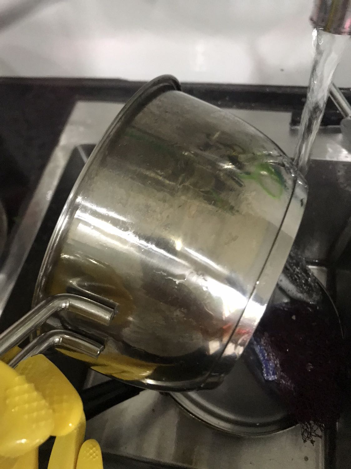 Thật sự mình mua hàng của shop này nhiều lần rồi hàng đẹp, nhueng đợt này bộ nồi mình đặt mới vừa nấu được 1 hôm là nồi bỗng ố vàng và đen thui hết, mình có nhắn cho shop báo tình trạng đơn hàng nhưng shop từ chối.
Bộ nồi gần cả triệu mk nấu chưa gì đã như vầy thì lần sau ai dám quay lại mua nữa shop.