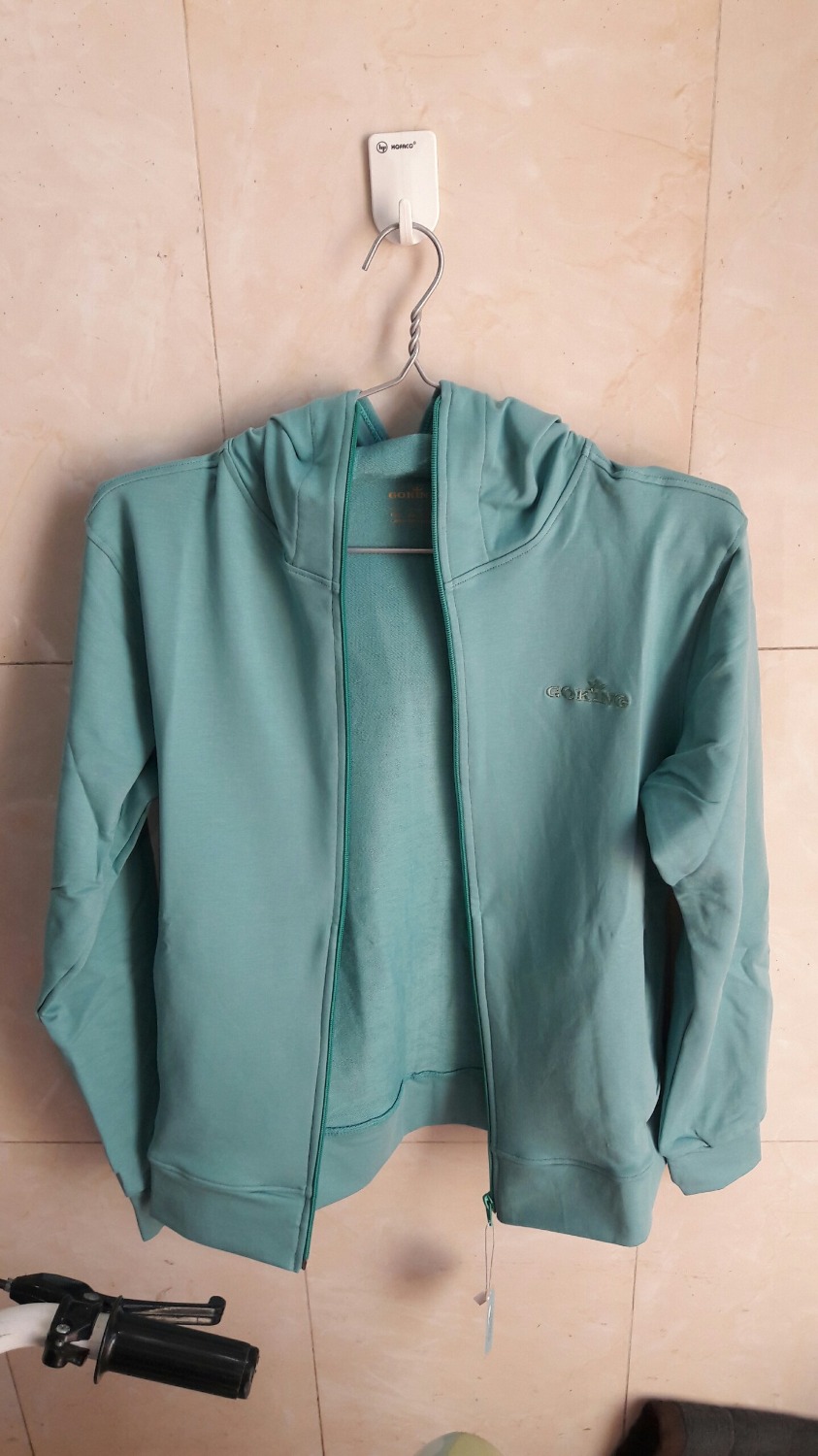 vải áo dày, mịn mặt trong hay ngoài đều mịn, màu áo giống với ảnh mô tả, cũng hao hao xanh ngọc nhưng mà không sáng bằng, màu này nhìn mát mắt mà mặc đi nắng cũng đỡ chói nữa, mũ áo to đội che được trán