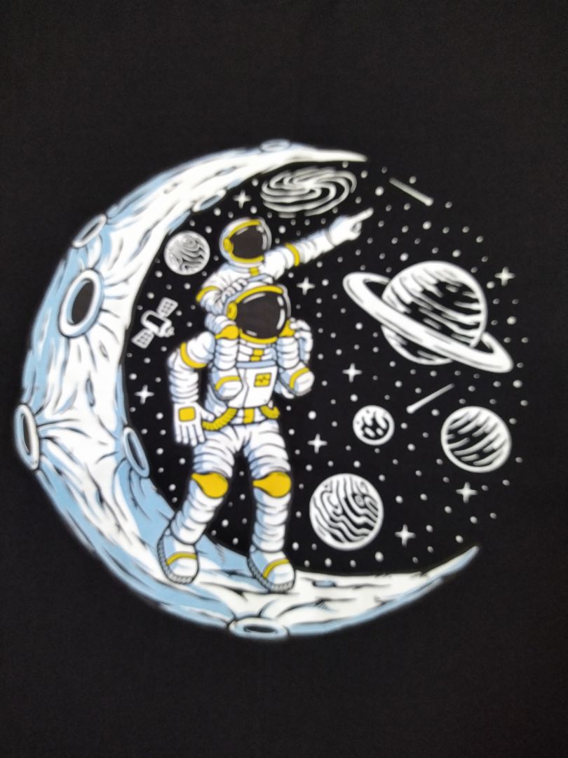 Chất liệu thun cotton mềm, mịn, mát. Họa tiết "cha và con" dễ thương và ý nghĩa. Nhưng giặt phải cẩn thận kẻo bị lem màu. Goking mà cải tiến được kỹ thuật nhuộm màu, thì tuyệt vời luôn 👍