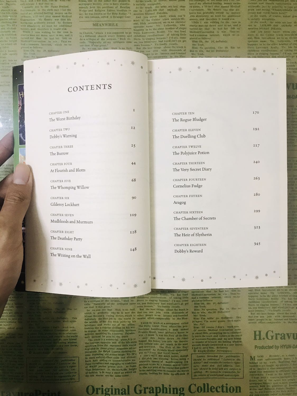 Harry Potter là một bộ sách mà mình rất thích, mặc dù đã đọc bản tiếng Việt và xem phim khá nhiều lần rồi nhưng có lẽ sự cuốn hút của một cuốn sách thuần tiếng Anh vẫn luôn thôi thúc mình sở hữu nó. Dịch vụ bên tiki rất tốt, mình đặt khuya thứ năm mà chiều thứ bảy đã có rồi, bác chuyển phát cũng thân thiện và thông minh, mặc dù nhà mình không có số nhà hay địa chỉ rõ ràng mà vẫn mò ra được nhà mình, thậm chí điện thoại gọi còn không được, đúng là hay ghê!
Về cuốn sách, nội dung bên trong và văn phong của JK Rowling thì mình không cần bàn gì nhiều, ngôn từ cũng rất thân thuộc, điều đặc biệt là bìa sách đẹp lắm các bạn ạ! Các bạn cứ mua về mà xem, mình đảm bảo là các bạn sẽ thích mê, nó cứ lung linh, huyền ảo, mềm mại sao sao á... mặc dù sách xuất bản năm 2014, bao bọc bên ngoài thì hơi cũ nhưng sách bên trong thì đẹp và mới lắm!
Năm mới mình mua hàng mà sản phẩm nào mình cũng ưng ý hết, cảm ơn TIKI rất nhiều ạ!