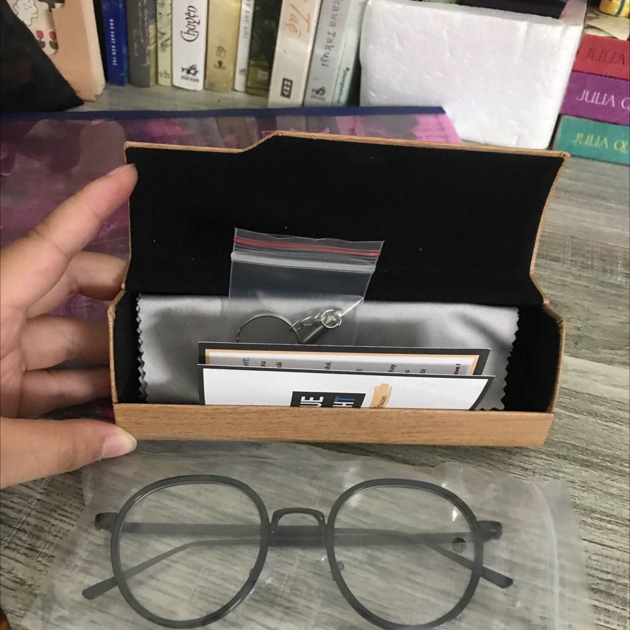 Kính xinh lắm luôn huhu, hộp gỗ chắc chắn. Như hình 100% giao hàng đúng hẹn