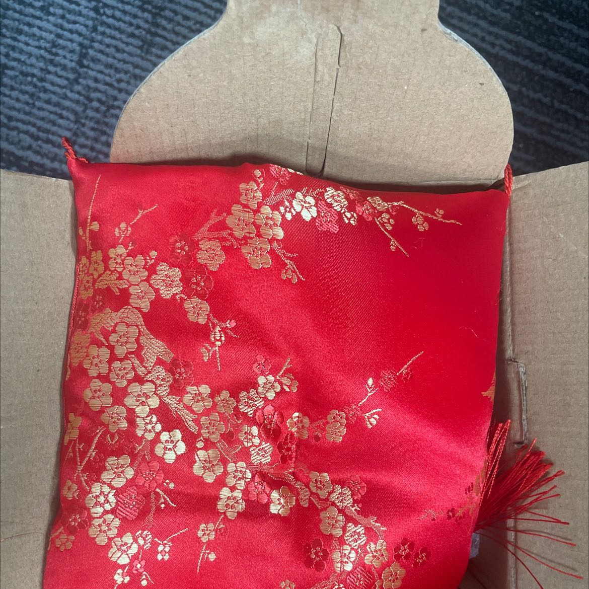 Sản phẩm đẹp, được đóng gói cẩn thận, có dây sạc. Giao hàng nhanh trong ngày. Mình mua để tặng tân gia nên ko tháo pin và dây sạc ra nên chưa biết nó hoạt động ra sao.