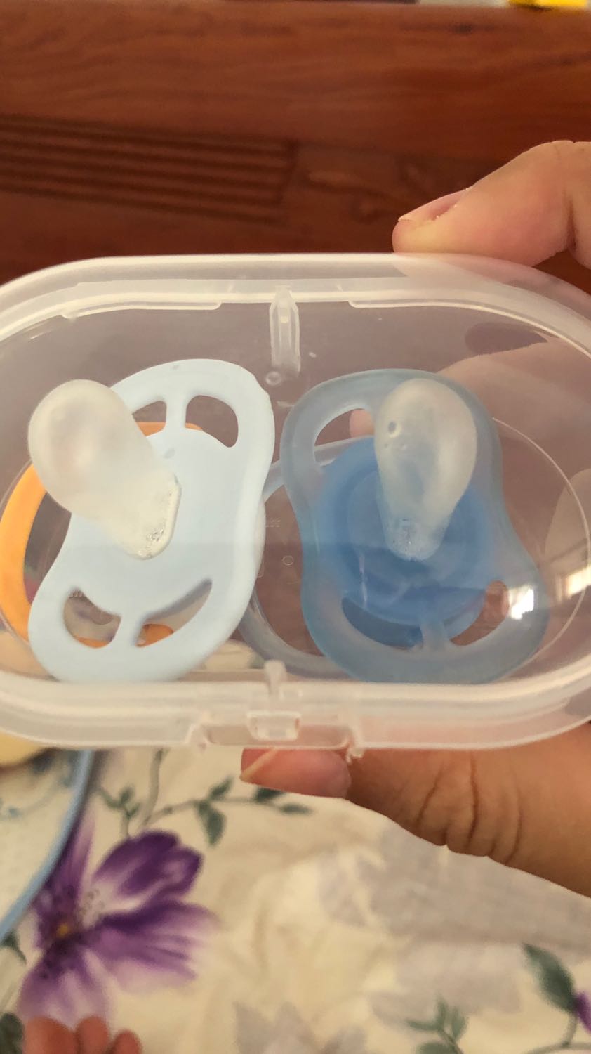 Núm ti mềm, bé hợp tác. 
Nhưng vệ sinh lại bị vào nước trong đầu ti, và sau khi tiệt trùng vệ sinh thì bị đọng nước lại Núm ti mềm, bé hợp tác. 
Nhưng vệ sinh lại bị vào nước trong đầu ti, và sau khi tiệt trùng vệ sinh thì bị đọng nước lại