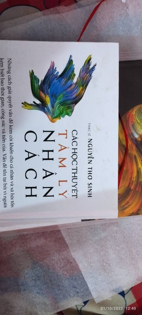 Đặt 3 cuốn thì cả 3 bìa ngoài đều dơ cả bụi lẫn dính keo nhưng bên trong thì: 
1 cuốn thì bth, đẹp, o có vấn đề gì hết.
1 cuốn bị dính trang với nhau là phồng bìa lên, lật từng trang thì có một vào trang dính vào nhau nhưng o phải keo. 
1 cuốn thì có 3 trang trắng bóc không có chữ đã v còn dơ ở 1 góc :)))))))