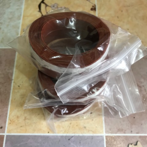 Hàng màu nâu đẹp, điện thoại cùi bắp của m chụp dìm hàng quá. Có sẵn keo rồi chỉ bóc ra cắt dán thôi tiện lắm. Sắp mùa đông rồi m mua về dán trước chứ ko chờ thấy lạnh run mới đi mua thì cũng chịu vài đêm lạnh. Tặng shop 5 sao nhé!