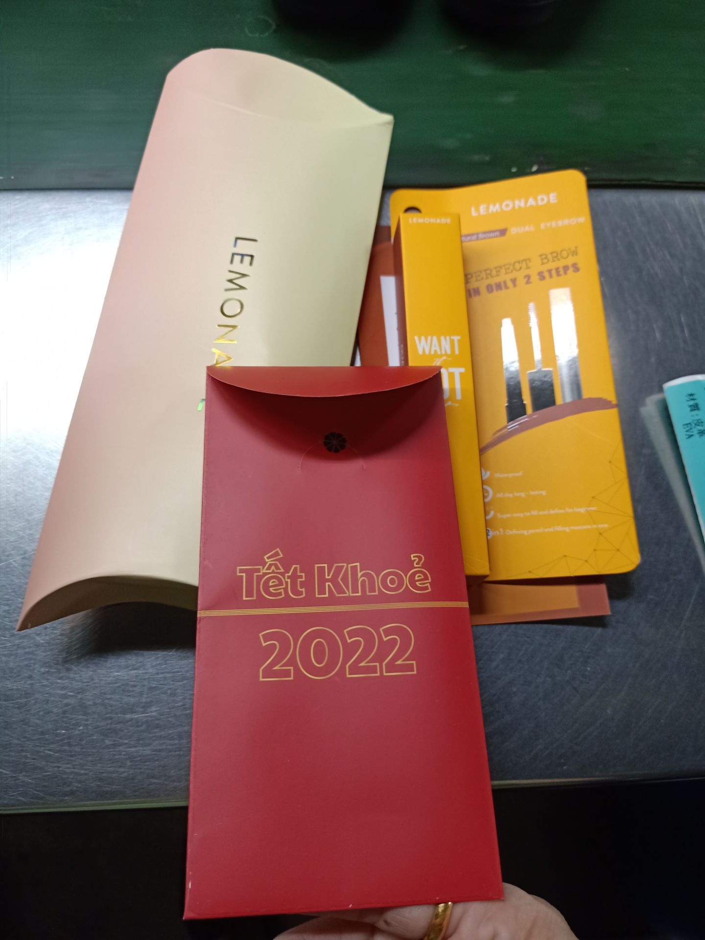 rất hài lòng và cam ơn shop mua hàng còn được lì xì, gói hàng rất đẹp có thư cảm ơn nữa, mãi ủng hộ shop