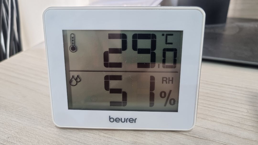 Sản phẩm chính hãng được bảo hành 24 tháng. Pin sản phẩm là pin cúc áo cr2025, sẽ hay hơn nếu dùng pin tiểu nhỏ. Mình có 1 nhiệt  ẩm kế điện tử khác dùng pin tiểu 4 năm chưa hết pin