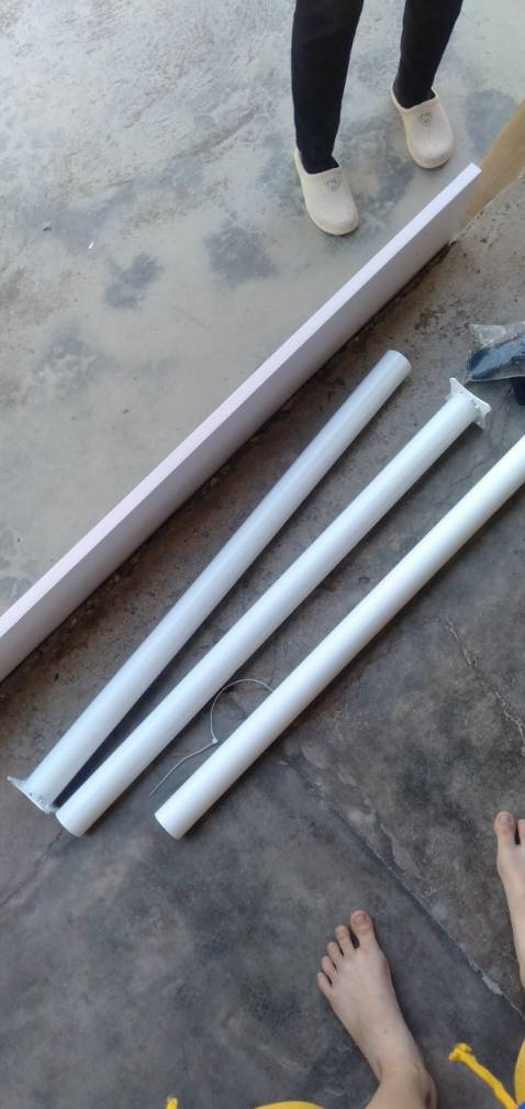 Bàn học chân sắt rất chắc chắn, nặng, cầm đầm tay. Tuy nhiên đóng gói thì bị thủng một vài chỗ do vận chuyển nhưng hàng ko sao mà shop giao thiếu 1 chân bàn nhưng đã liên hệ và gửi cho mình. Còn mặt bàn thì hơi sần ko đc trơn bóng. Nhưng với giá rẻ thì hàng cũng được.