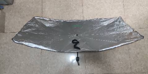 Che được hết kính lái ô tô SUV, trọng lượng phần cán kéo ô bị trũng ở giữa không sát kính lái được. Xe tôi, cái ô này không luồn lên che cho kính chiếu hậu được, phải để bên dưới kính chiếu hậu nên nắng vẫn chiếu vào kính chiếu hậu. Thử đỗ xe ngoài trời nắng, ô ngăn được nắng chiếu trực tiếp vào taplo nhưng nhiệt độ xe vẫn như lò lửa, sờ các bề mặt vẫn nóng ran, kể cả taplo. Có lẽ do xe tôi chưa dán phim cách nhiệt. Các bạn nên mua cả rèm chống nắng xung quanh có lẽ hiệu quả hơn.