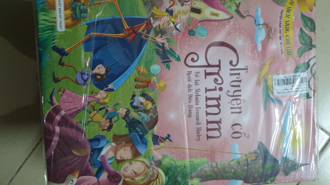 sách rất đẹp, đóng gói cẩn thận. Tuy nhiên cần cân nhắc lựa chọn câu chuyện cho bé đọc, một số nội dung truyện mình cảm thấy thực sự rất sốc và không phù hợp cho con trẻ. có cả tranh vẽ đứa trẻ đẩy bà phù thủy vào lò lửa thiêu chết bà.