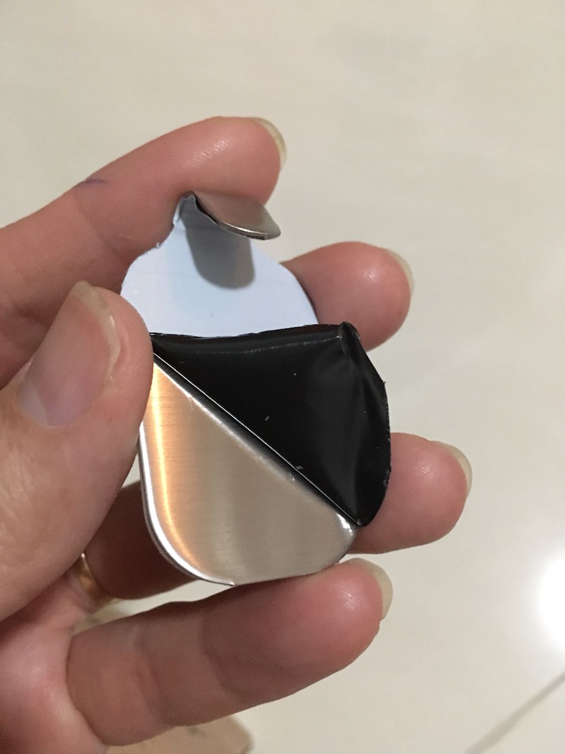 Nhỏ, gọn, đẹp.
Ngoài dán gạch men or kính như khuyến nghị, mình dán tường để treo đồng hồ cũng được nữa.