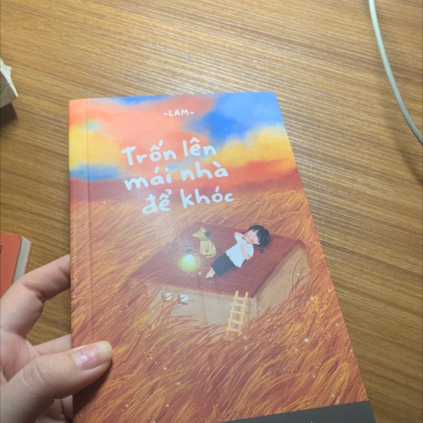 Hơi buồn vì mặt sách có vết xước nhẹ, chứ bìa thì rất đẹp, lại đưỡ kèm bookmark nữa