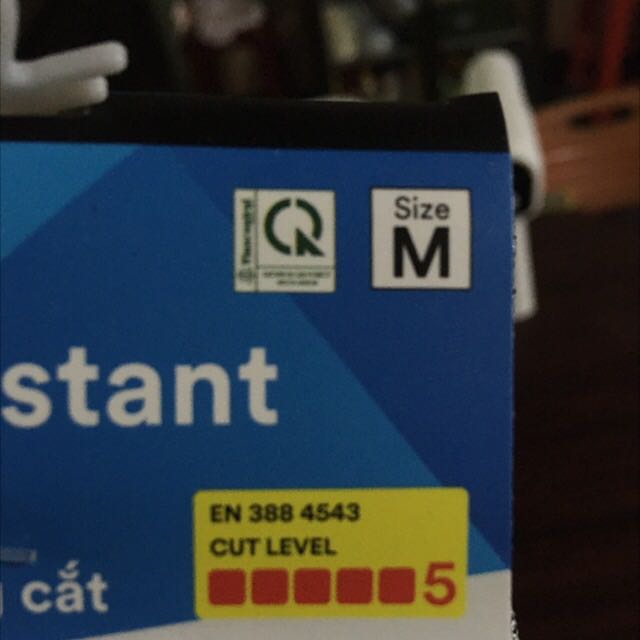 Găng tay mới nhìn thì có vẻ nhỏ, nhưng mang vào thì độ co giãn khá vừa vặn.
Đã thử cắt với một số thiết bị trong nhà, cảm giác được lưỡi dao, nhưng không phạm vào thêm chút nào. 
Nhìn chung là ổn!
