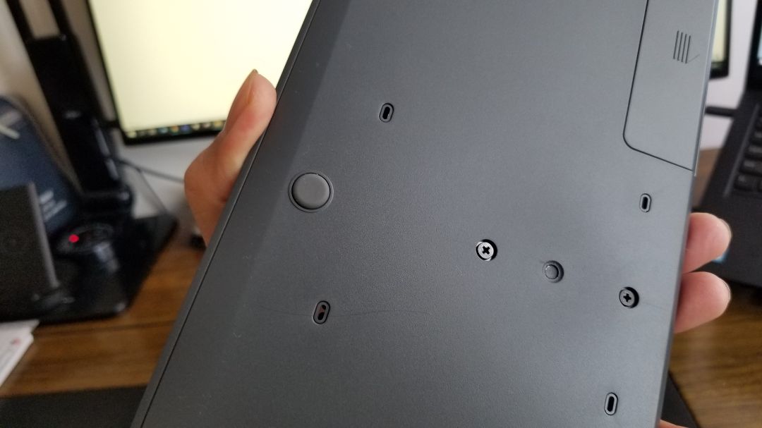 So với giá thì mình nghĩ combo này tốt. Bàn phím ọp ẹp nhưng mặt nhựa mịn, số và chữ nét. Cảm giác gõ kém, nhưng hãy nghĩ đến tiền bỏ ra thì chắc chỉ đc vậy. Chuột hơi nhỏ, phù hợp tay nữ. Kết nối tốt. Nói chung đáng tiền. So với giá thì mình nghĩ combo này tốt. Bàn phím ọp ẹp nhưng mặt nhựa mịn, số và chữ nét. Cảm giác gõ kém, nhưng hãy nghĩ đến tiền bỏ ra thì chắc chỉ đc vậy. Chuột hơi nhỏ, phù hợp tay nữ. Kết nối tốt. Nói chung đáng tiền.