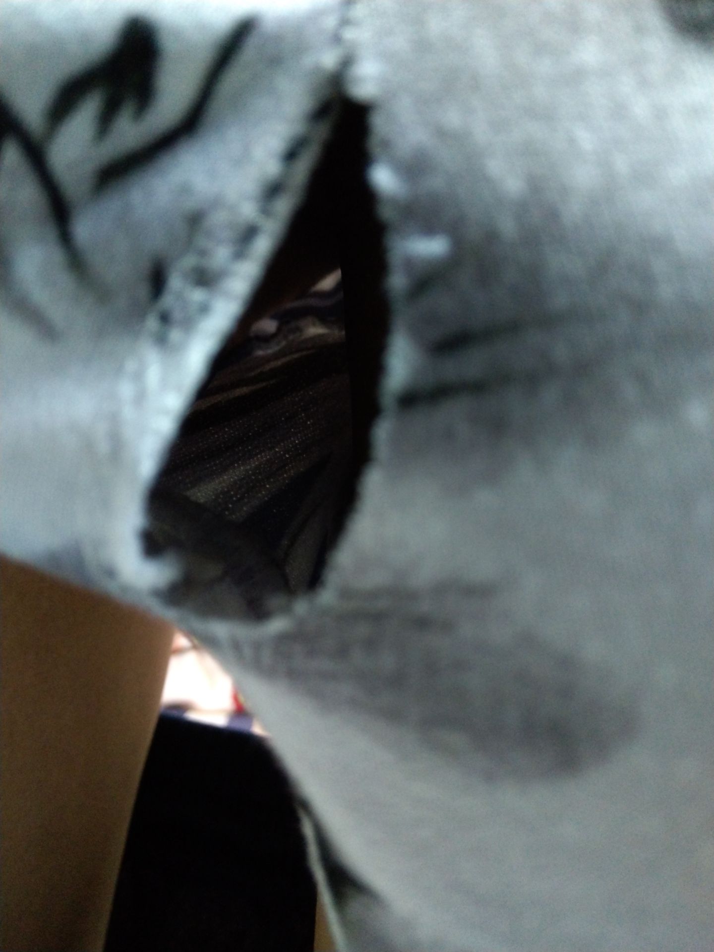 quần bị rách nên shop lần sau kiểm tra kỹ trước khi suất hàng nhé hiiiii ko làm như này là mất uy tín của shop cũng như là mất lòng tin từ khách đó