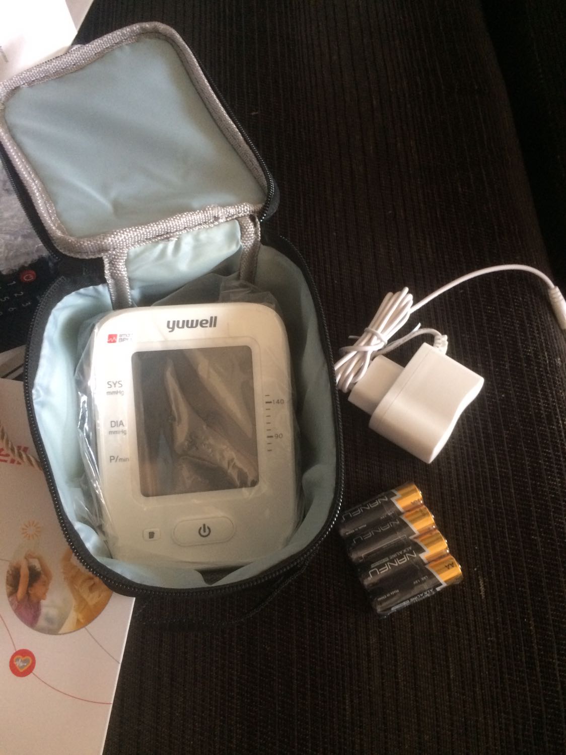 Sản phẩm dễ sử dụng, mình mua cho cha mẹ ở nhà xài theo dõi sức khoẻ, máy có giọng tiếng Việt to rõ. Các bạn nếu mua cho người lớn ít rành về đồ điện tử thì mình nghĩ sản phẩm này khá phù hợp. Máy dùng pin hoặc gắn sạc điện trực tiếp