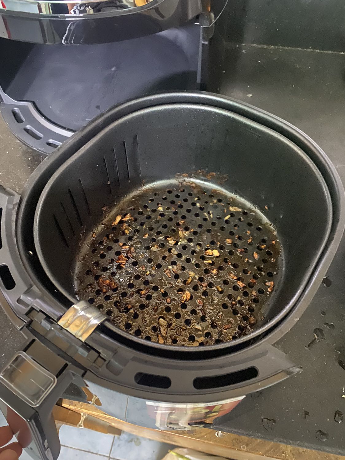 Nồi đẹp, to hơn bình nước 20l mng nha. Trước khi nấu mình làm theo đúng hướng dẫn của hãng: rửa bằng nước cho sạch, khô rồi bôi lớp cà phê sữa vào nồi, hit nhiệt nóng chút trong 5p (mình tự set 80 độ), xong đâu đấy rửa lại với nước rồi để khô. Sau dùng nướng thịt chả có mùi nhựa, sơn gì hết. Lúc nấu quạt gió kêu hơi to nhưng cũng chấp nhận đc. Mình nướng thịt như hình, set 200 độ 15 phút xong phải lật mặt và nướng thêm 10 phút nữa thì mặt dưới mới vàng mng nhé. Nồi này phải lặt mặt ý mới vàng 2 mặt được, k biết nồi các hãng khác thì sao. Thịt nướng xong ăn bì giòn, thịt vẫn ngọt ngon. Nói chung okela lắm ạ 👍