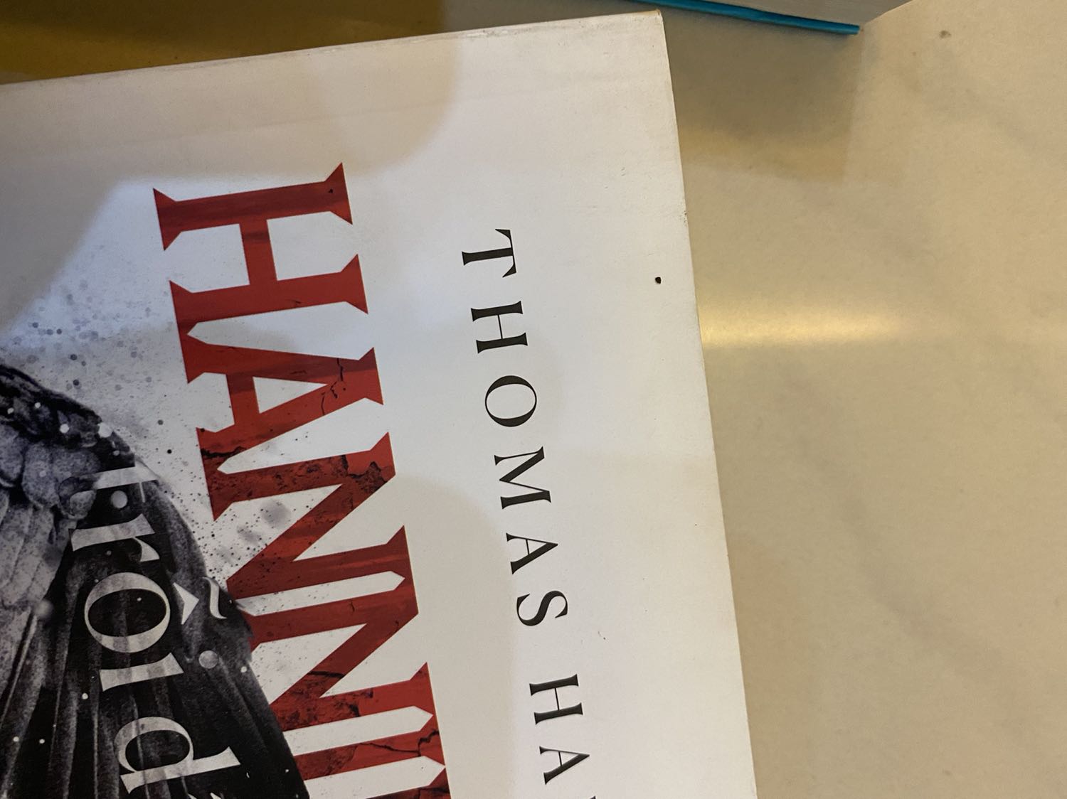 Lúc lôi ra sách này ra mình hết hồn luôn á!!!! Tại sao sách vừa cũ vừa hỏng mép bìa vừa dơ như để 10 năm rồi vậy???? Mình rất là trân trọng sách nên hoàn toàn không đồng ý cách shop đóng gói và vận chuyển cho mình không cẩn thận vậy!!!! Giải quyết ổn thoả giúp mình!!!