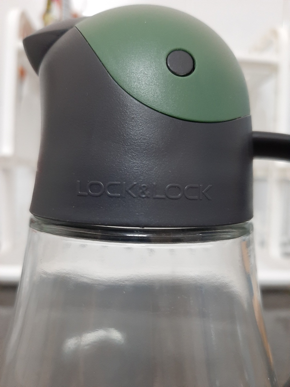 Bình kiểu dáng nhìn xinh, đựng dầu rất vệ sinh, rót dầu ko cần dùng tay mở nắp mà dầu cũng ko bị dính lại ở miệng bình, rất tiện và sạch sẽ.
Đã mua thêm một bình khác để đựng nước nắm.
Hài lòng