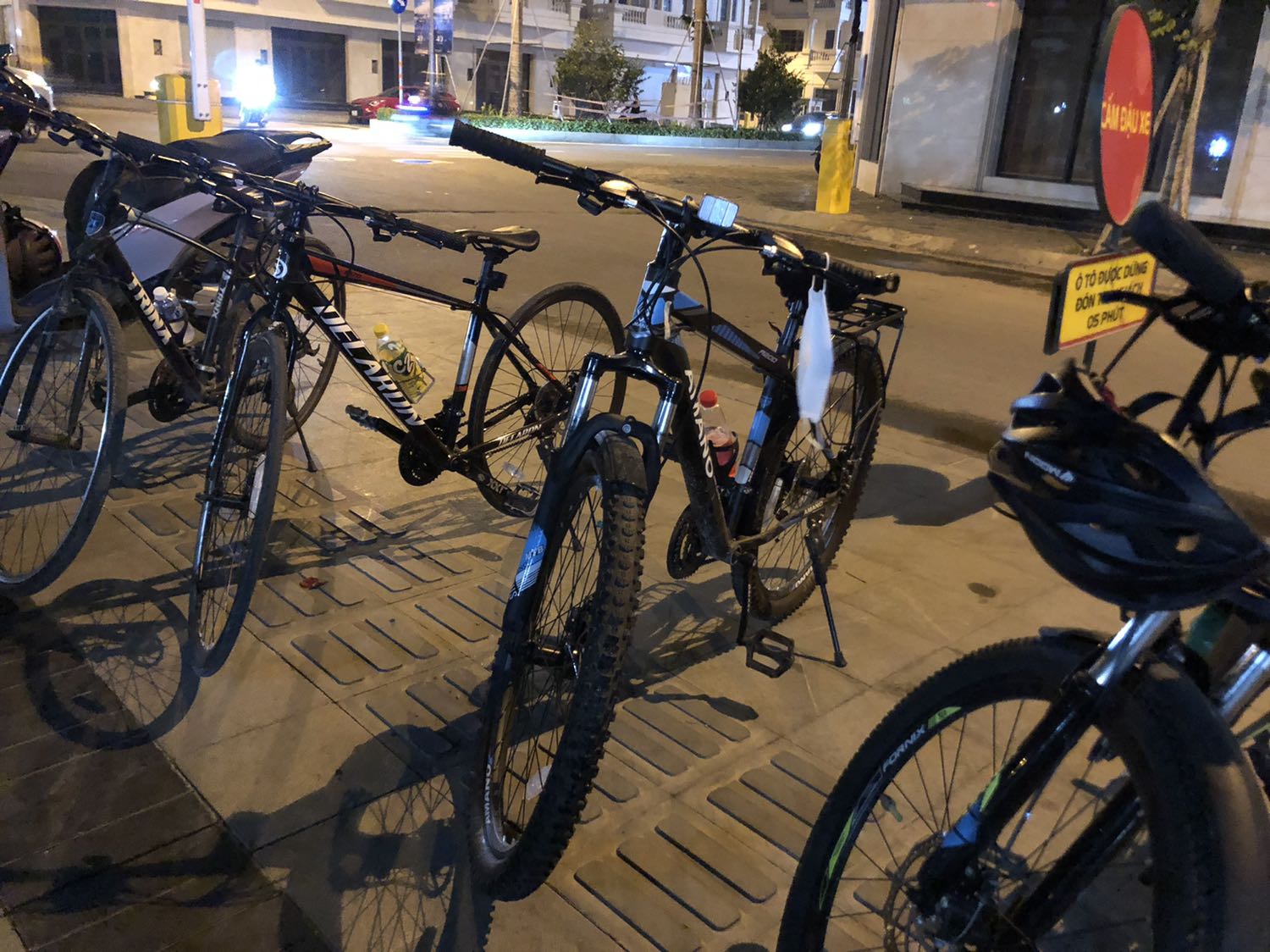 Vớ mỏng và giống hàng 10k 1 đôi, các bạn lưu ý trc khi mua nha