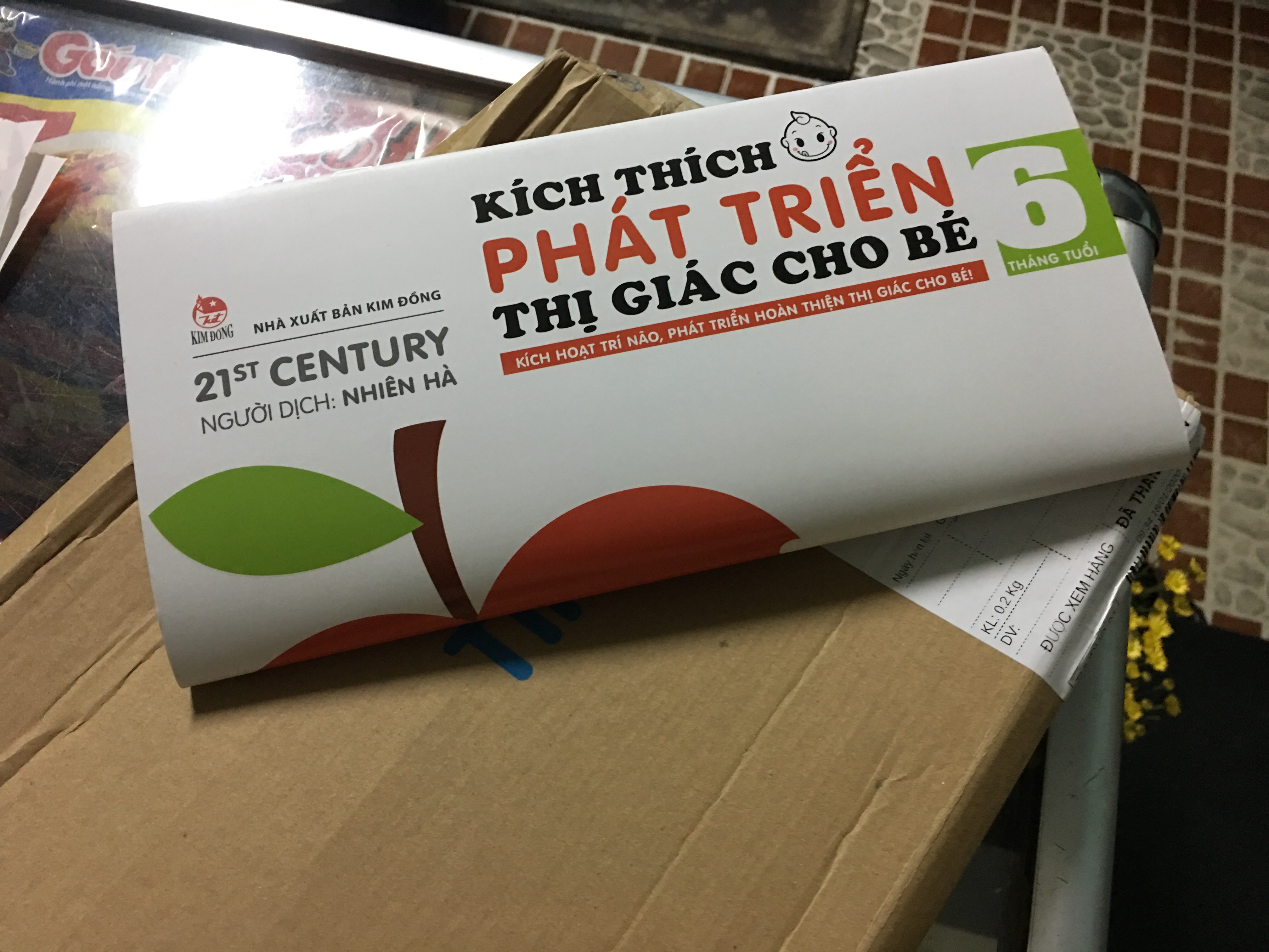 Tiki đóng gói hàng theo kiểu xem thường khách hàng , sách lớn mà đóng vào cái hộp nhỏ. mình mua 3 cuốn thì hết 2 cuốn đóng gói kiểu này,. Đề nghị Tiki cải tiến bộ phận đóng gói hàng. Nhận cuốn sách mac bực mình!