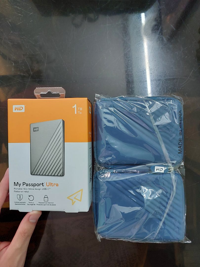 Chất liệu chắc chắn, có kèm hộp đựng.