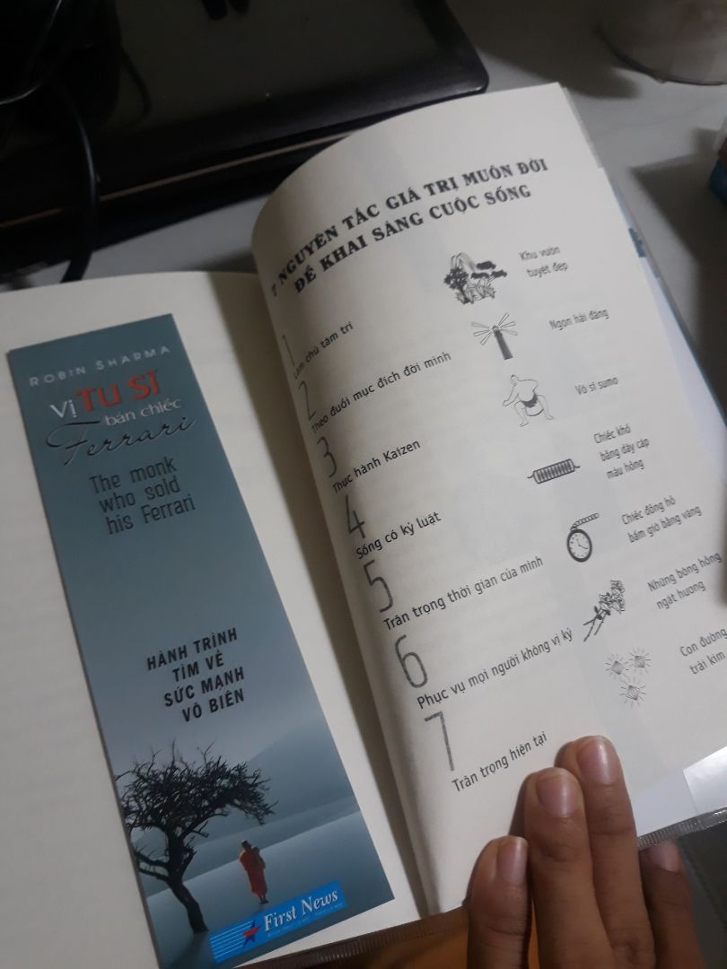 Đôi dòng nhận xét về quyển sách, về Tiki và NXB Trí Việt:
- Đây là quyển sách mà mình đã tình cờ nghe sách nói vài lần (Hành trình tiềm về sức mạnh vô biên) nhưng vẫn chưa cảm nhận được ý nghĩa. Tất cả đã thay đổi như câu " Khi người học trò sẵn sàng, người thầy sẽ xuất hiện." quyển sách này tưởng chừng là tình cờ nhưng hoàn toàn là có lí do. Quyển sách kể về câu chuyện một vị luật sư Julian Mantle sau biến cố cá nhân (bị nhồi máu cơ tim) đã quyết định từ bỏ mọi thứ ngay cả chiếc xe Ferrari màu đỏ mà ông yêu quý để đi tìm chân giá trị cuộc sống ở vùng đất tâm linh Ấn Độ trên dãy Huy Mã Lạp Sơn. Cuộc sống ông đã thay đổi hoàn toàn từ khi gặp người thầy Yogi Raman (vị sư Sivanna) và trở thành một người đi truyền lại những "chân giá trị cổ xưa" để giúp con người tìm lại chính mình, khám phá bản thân và cách sống. Julian đã truyền lại cho người bạn John (cũng là vị luật sư bạn cũ của ông) về những bí quyết diệu kỳ đã thay đổi ông. Câu chuyện tuy ko có nhiều tình huống bất ngờ, diễn tiến chậm nhưng lại để lại cho người đọc cảm giác 'thấm' một cách từ từ với từng trải nghiệm của John và lời dạy của Julian. Một chi tiết đắt giá nhất là bài học chỉ gói gọn trong 1 câu chuyện kể tưởng chừng rất sơ xài hay thậm chí ko có điểm nhấn nhưng lại chứa đựng toàn bộ triết lý uyên thâm của Yogi Raman. Đây ko phải là câu chuyện giải trí nên bạn sẽ ko thể tìm thấy niềm vui nào từ đây nhưng lại khai sáng bạn khi bạn chịu đào sâu theo mạch chuyện.
- Về Tiki, mình rất thích dịch vụ book care sách được o bế với bìa nhựa rất đẹp, luôn có giá tốt khi mua và chính sách giao hàng rất nhanh.
- Về NXB Trí Việt: cảm ơn NXB vì đã luôn tâm huyết và lựa chọn những sản phẩm tốt và giá trị cho người đọc và nâng tầm cho văn hóa đọc người Việt. Tuy nhiên, có một điểm trừ với NXB Trí Việt khi lựa chọn nhà in với chất lượng giấy và đóng gáy rất vụn (sách đã có hiện tượng nứt vỡ ở nhiều trang khi đọc lần đầu) điều này ảnh hưởng rất lớn đến tâm lý của người đọc cũng như làm giảm uy tín "sách gốc" của nhà xuất bản. Mình rất thích nhà in sách trong quyển Words that win (Sức mạnh ngôn từ) họ in sách với giấy dày, đẹp và đóng gáy rất đẹp thành từng tép nhỏ và được kết nối bằng chỉ ở giữa từng phần nên dù sách có bị tách ra vẫn nguyên vẹn chứ ko tạo cảm giác muốn rời ra ngoài.