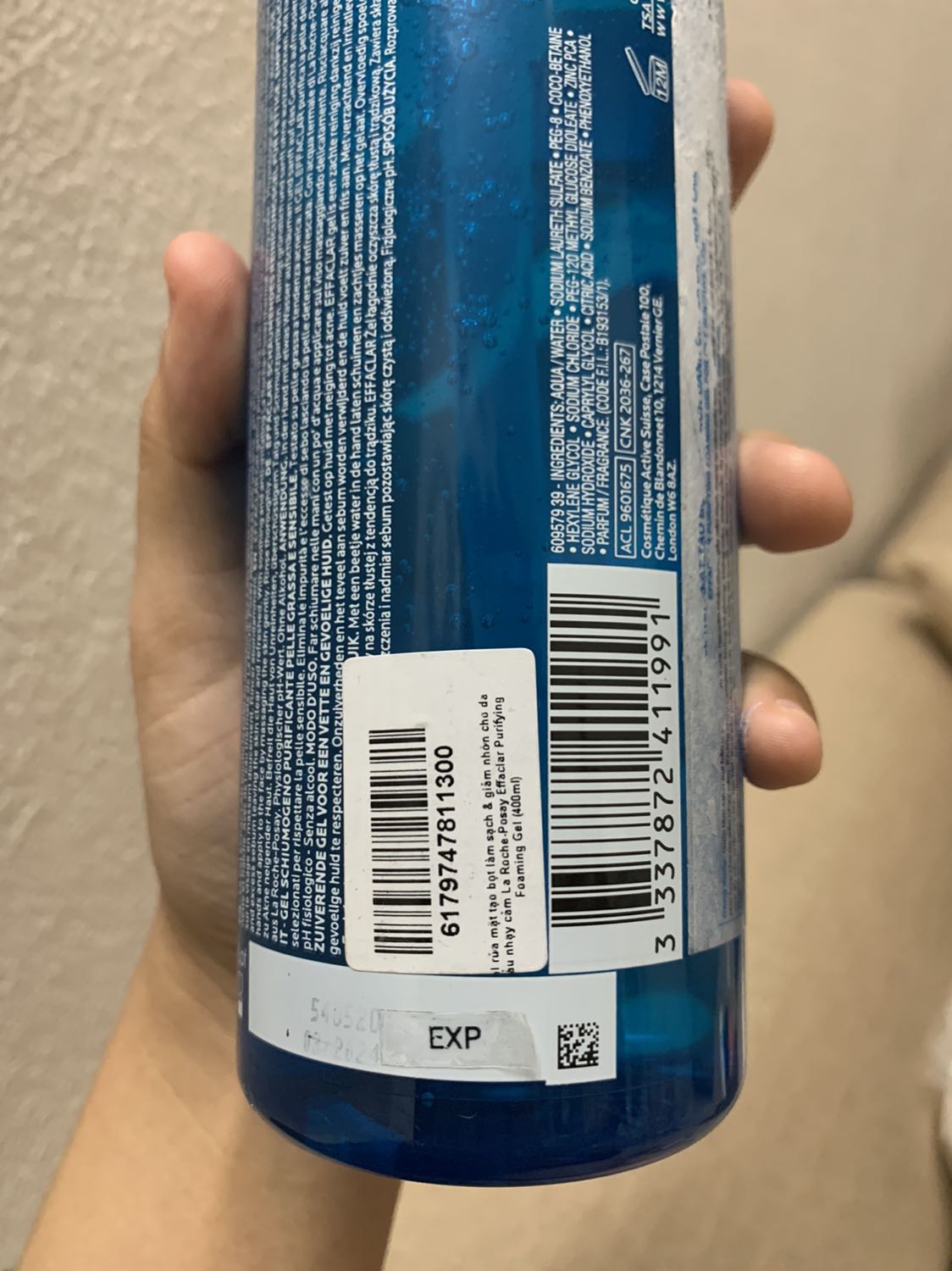 YÊU CẦU XIN ĐƯỢC ĐỔI TRẢ HÀNG NGAY LẬP TỨC!!!
Vì nghĩ đây cũng là 1 Thương Hiệu lớn( chính hãng) nên tin tưởng mà đặt hàng 2 SẢN PHẨM và được quà tặng kèm. Ai ngờ lúc nhận hàng thật sự rất là thất vọng. Lúc khui thì thấy sp nằm không bên trong hộp hàng, k có BAO BÌ sp hay đồ bao bọc tránh các sp bị đổ trong lúc vận chuyển. Check mã vạch thì tìm k ra sp, còn sp thì lại có 2 mã vạch?? Phụ tem thì bị tróc, hạn sử dụng thì bị mờ. Đặc biệt Hình ảnh sản phẩm lúc nhận hàng thì lại k giống với hình ảnh thật chất ở bên shop. Nghi ngờ đây không phải là hàng chính hãng, mong bên TiKi và SHOP có thể phản hồi và hỗ trợ để trả đổi hàng.