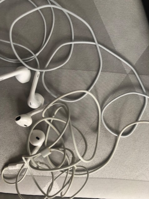 Âm thanh tốt, ngang ngửa với hàng real,9.5/10, bass nhiều hơn hàng real 12/10
Chống ồn tốt 9/10
Không đau tai
Điều chỉnh nhạy
Kích thước đường kính dây nhỏ hơn so với hàng chính hãng một chút 8.5 vs 10
Giá cả tốt phù hợp hơn so với hàng chính hãng 10/10