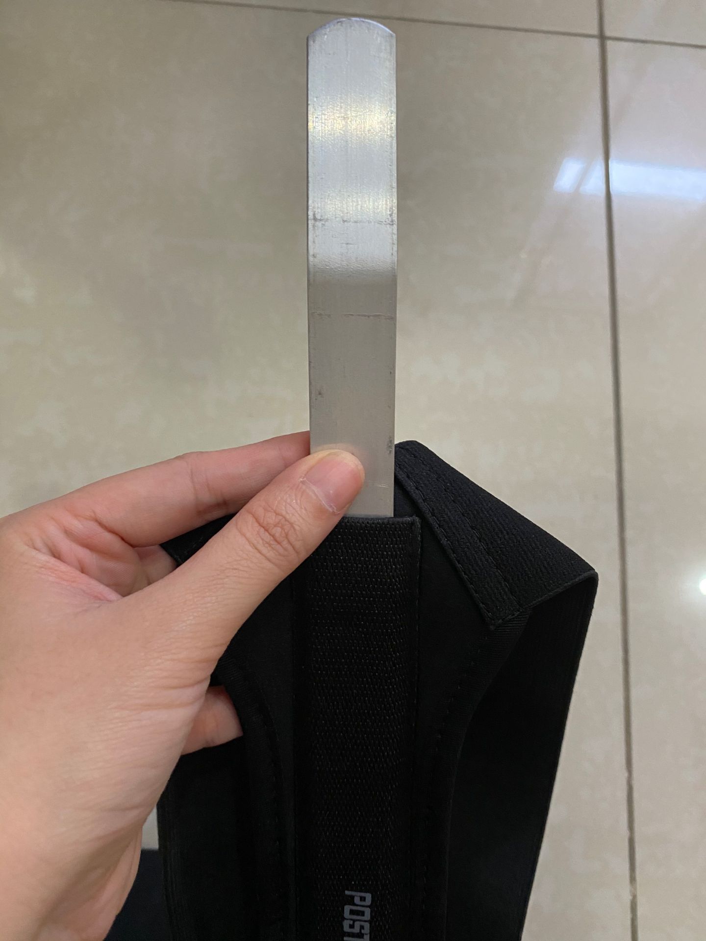 Đóng gói cẩn thận. Tài liệu đầy đủ. Mình sử dụng được mấy ngày rồi thấy giữ dáng tốt, làm việc trên máy tính đỡ đau vai, lưng. À mình phát hiện có cái thanh nẹp ở sau có thể tháo ra được