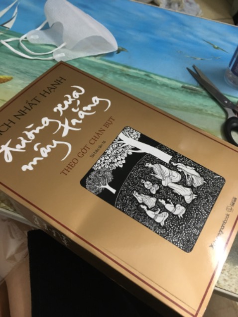 Giao hàng siêu nhanh luôn mà nhận hàng hơi thất vọng, sách bị gãy góc, bù lại thì chất lượng giấy tốt