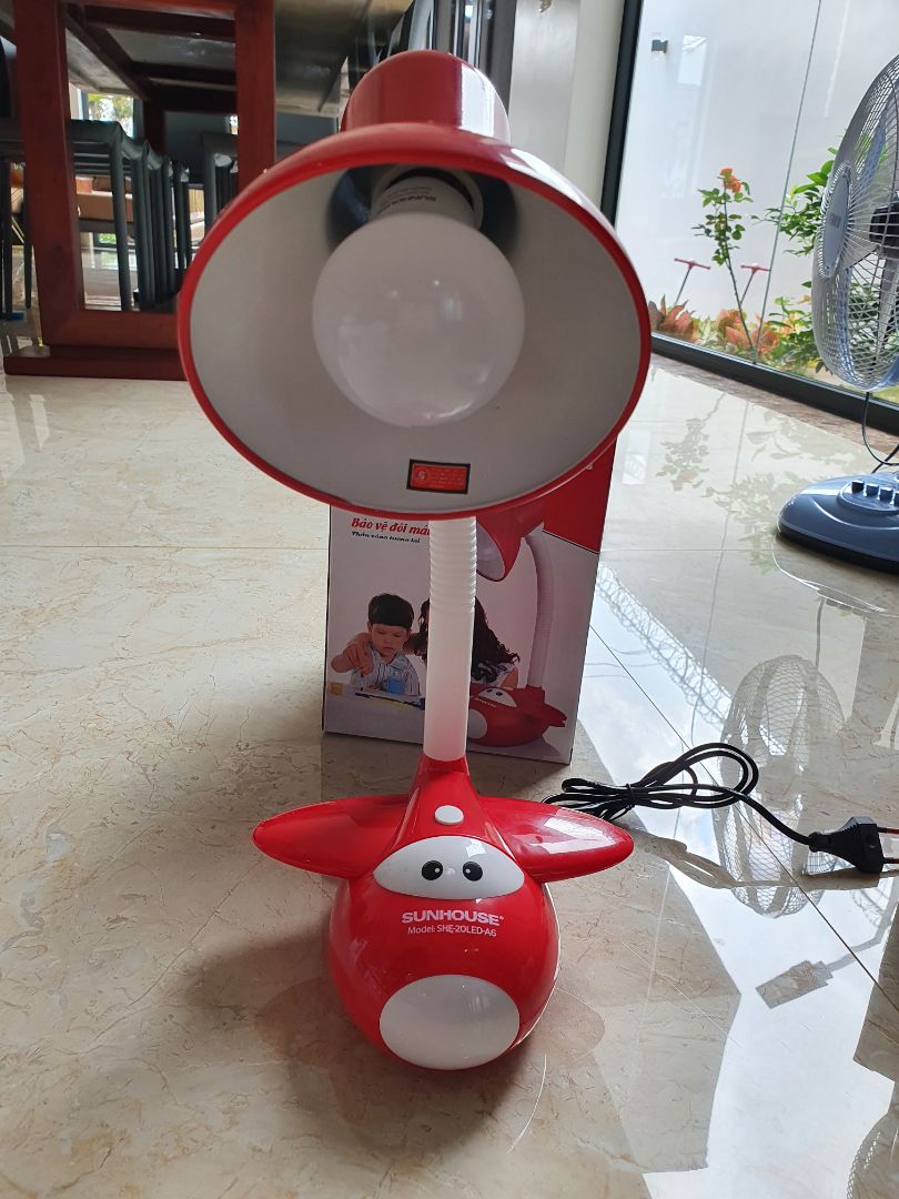 shop uy tín có kèm bóng đèn, chứ k như bữa mua ở tiki tranding, rõ ghi kèm bóng đèn mà k có bóng đèn, đã vậy con giao nhầm hàng.