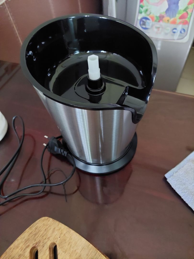 mới nhận đồ xong, ko có gì để chê, giao hàng nhanh, các bạn nên mua nha. mình mới vắt cam xong, 7 quả mà nguyên bình, sạch sẽ, máy thiết kế cái núm có 3 cái chân, nó gạt hạt ra xung quanh nên nước cam chảy xg dễ ko bị tắc lại.