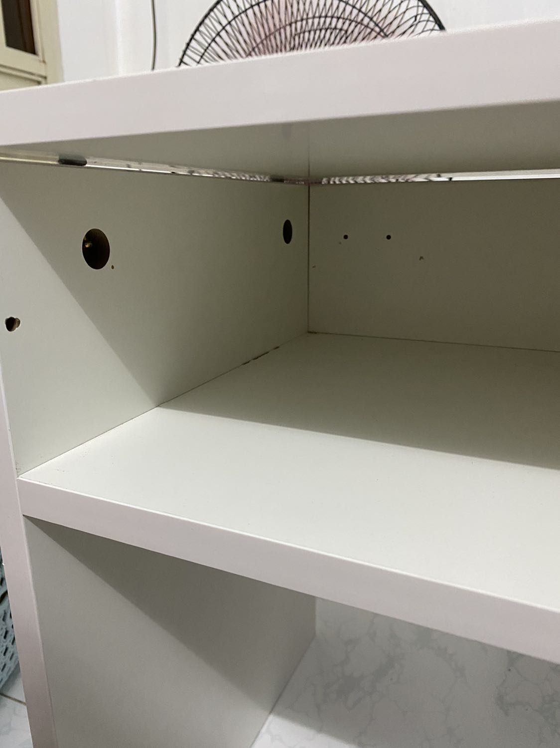 Lỗ khoan không đúng, xem clip và xem tờ giấy hướng dẫn phải lắp đi lắp lại nhiều lần tưởng mình sai nhưng thật ra do shop khoan sai. Lắp ráp thủ công rất mất thời gian và công sức, đau tay nữa nhưng gần hoàn thành mới thấy không đúng. Trải nghiệm hết sức tồi tệ. Tôi muốn trả hàng.