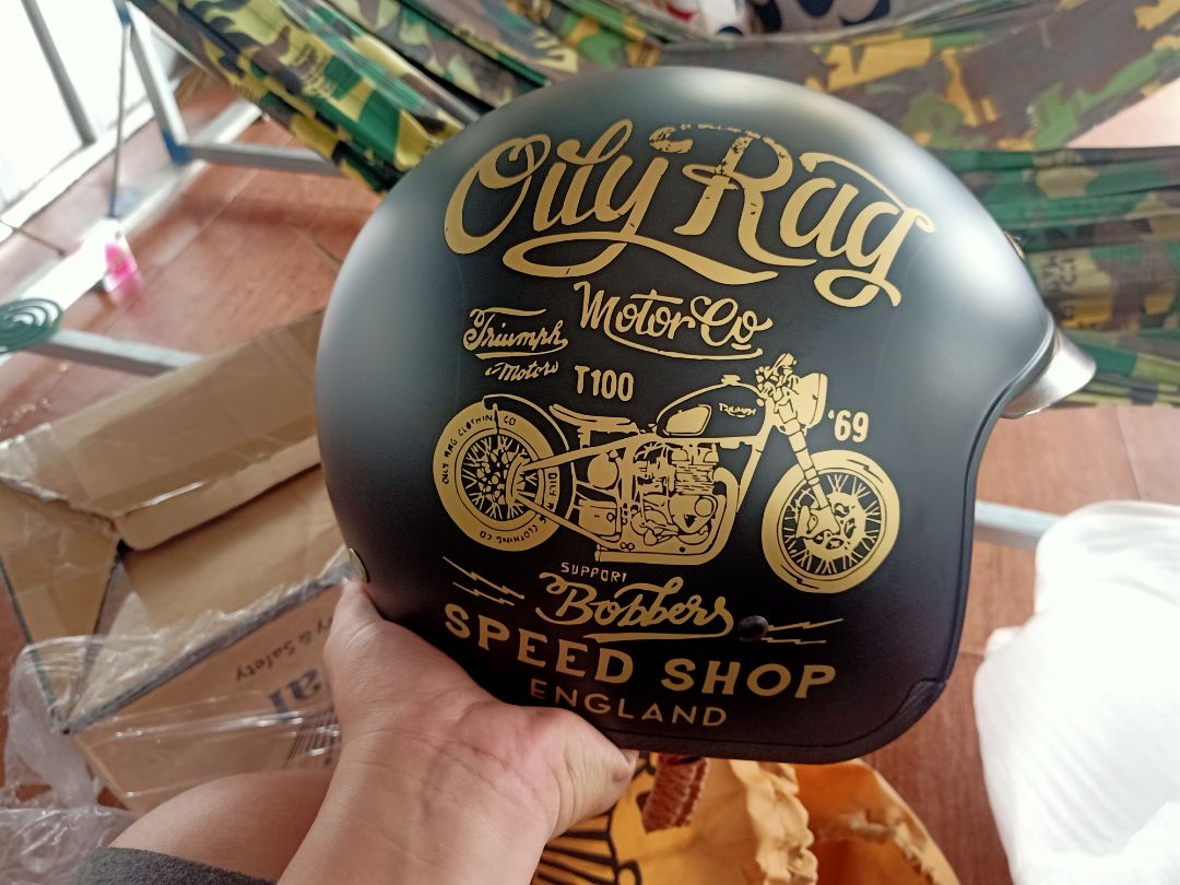 phải nói giao hàng nhanh không, hôm qua đặt thì hôm nay đã nhận đc hàng. sp đẹp, lúc đầu tuổng chử in trên nón bị bay ai dè làm kiểu. phải nói  nón đc in rất đẹp.