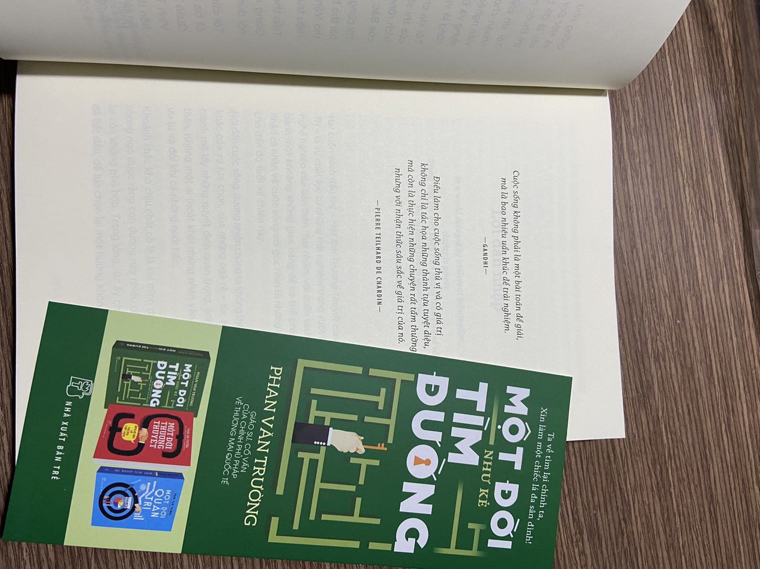 Biết được bộ này này khi thấy trên bàn của sếp mình. Tìm hiểu và đặt mua nguyên bộ Kết tinh một đời của thầy Phan Văn Trường. Cuốn này là cuốn thứ 3 trong bộ 3 cuốn của thầy. Sách của NXB Trẻ, được in ấn đẹp đẽ, chất lượng chất rất tốt, bìa mềm nhưng cứng cáp. Mình có sử dụng bọc sách của Tiki, giúp giữ sách sạch đẹp hơn. 
Về nội dung thì đây xứng đáng là một trong những cuốn sách gối đầu giường của các bạn trẻ VN. Cuốn sách là sự kết tinh trải nghiệm sống của cả cuộc đời của người thầy Phan Văn Trường. Thế hệ sống có khác nhau nhưng bài học kinh nghiệm là trường tồn, bất di bất dịch, đời nào cũng cần.