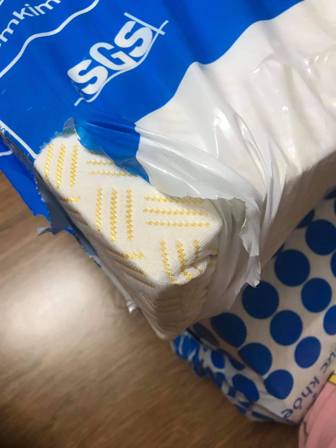 Giao cực nhanh. Nhanh tới mức hết hồn tưởng bị ***. Trưa mới đặt là tối giao lúc 6h tối cùng ngày luôn.   Vì giao hàng k có phiếu thông tin người nhận luôn. Mình thấy đóng gói bằng nilon cũng kín sạch sẽ. Còn chưa nằm thử nữa. 
Nệm rẻ mà lại được trả góp nên cũng rất vui